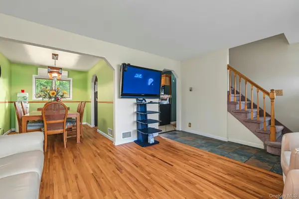 15 Scholl DR, Farmingdale, NY 11735