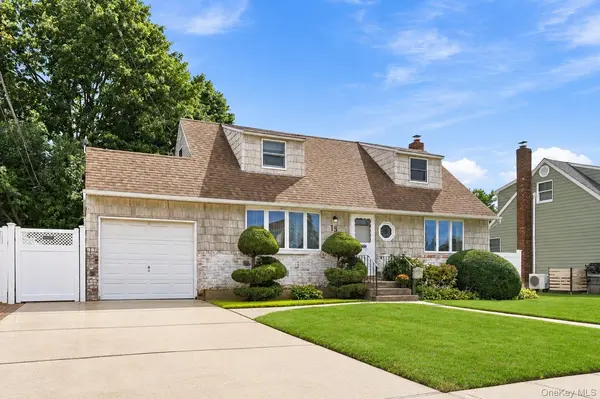 15 Scholl DR, Farmingdale, NY 11735