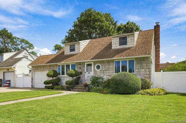 15 Scholl DR, Farmingdale, NY 11735
