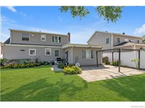 15 Lexington AVE, Westbury, NY 11590