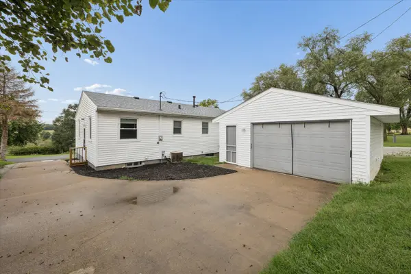 1109 Hacker ST, Buffalo, IA 52728