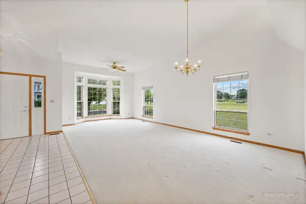 664 Mayfair DR, Carol Stream, IL 60188