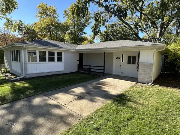 326 Indian DR, Glen Ellyn, IL 60137