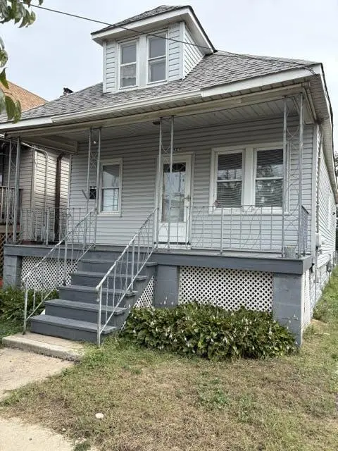 2429 Schrage AVE, Whiting, IN 46394