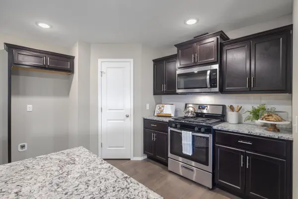 1353 N Sandy Creek CIR, Nixa, MO 65714