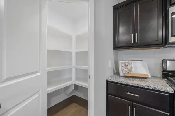 1353 N Sandy Creek CIR, Nixa, MO 65714
