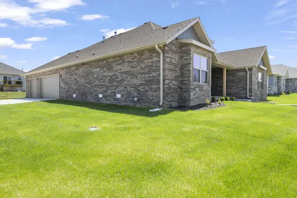 1353 N Sandy Creek CIR, Nixa, MO 65714