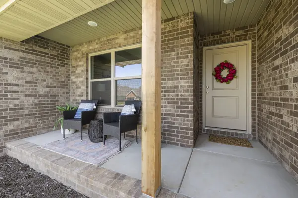 1353 N Sandy Creek CIR, Nixa, MO 65714