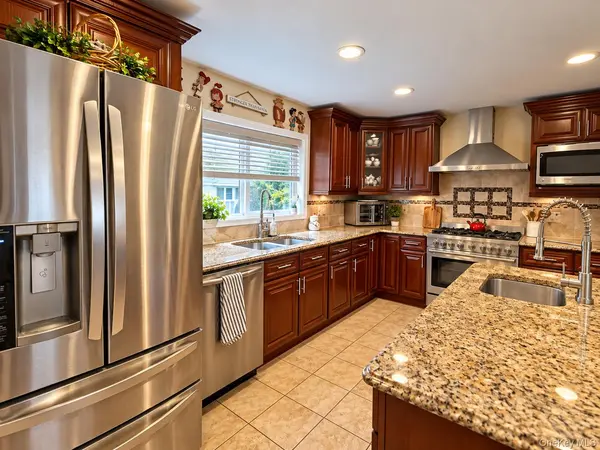 61 5th AVE, East Rockaway, NY 11518
