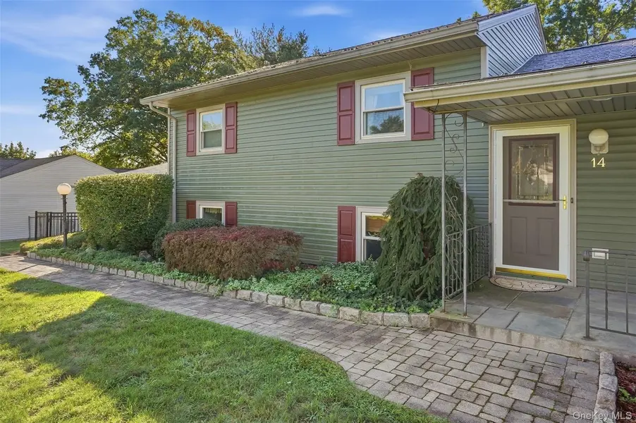 14 Valewood DR, New Windsor, NY 12553