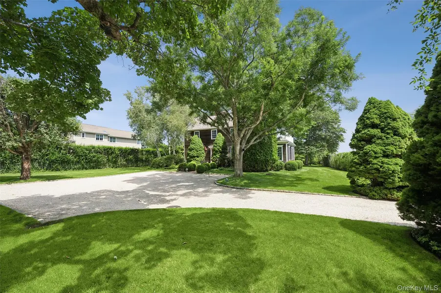 810 David Whites LN, Southampton, NY 11968