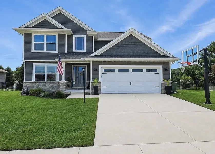 705 Red Bud DR, Mahomet, IL 61853