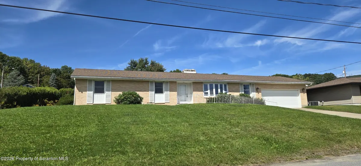 302 Cor Sunset & Roberts DR, Dickson City, PA 18519