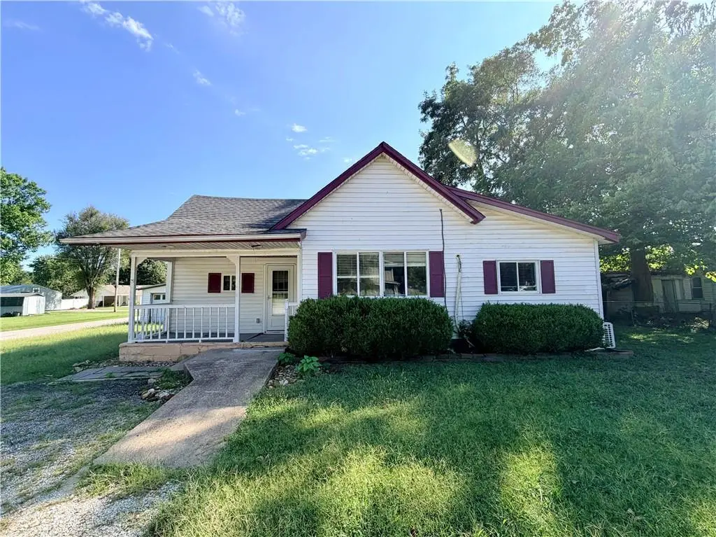 923 E Walnut ST, Rich Hill, MO 64779