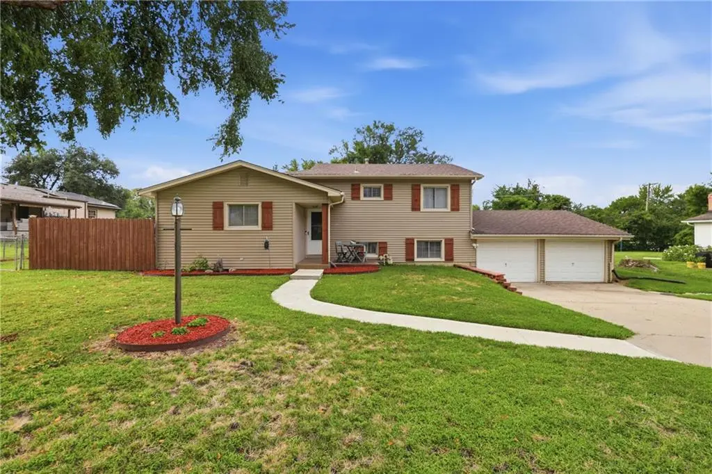 203 SE 16th ST, Oak Grove, MO 64075