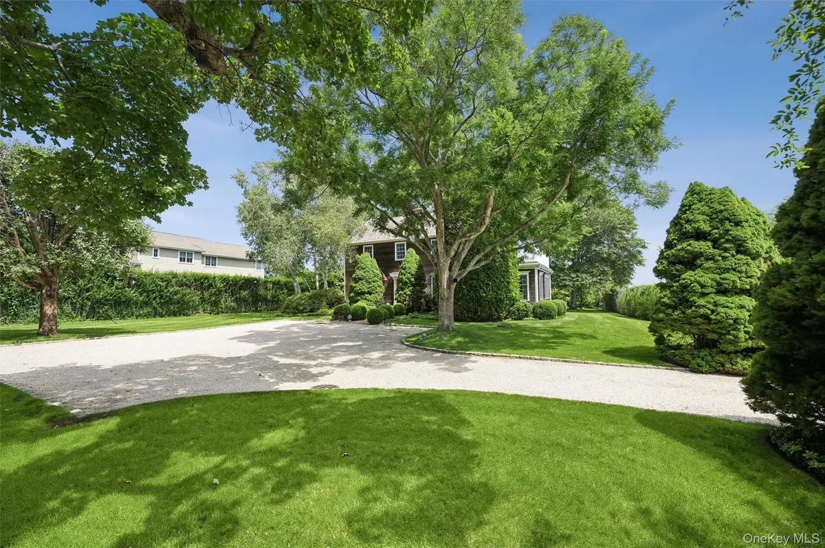 810 David Whites LN, Southampton, NY 11968