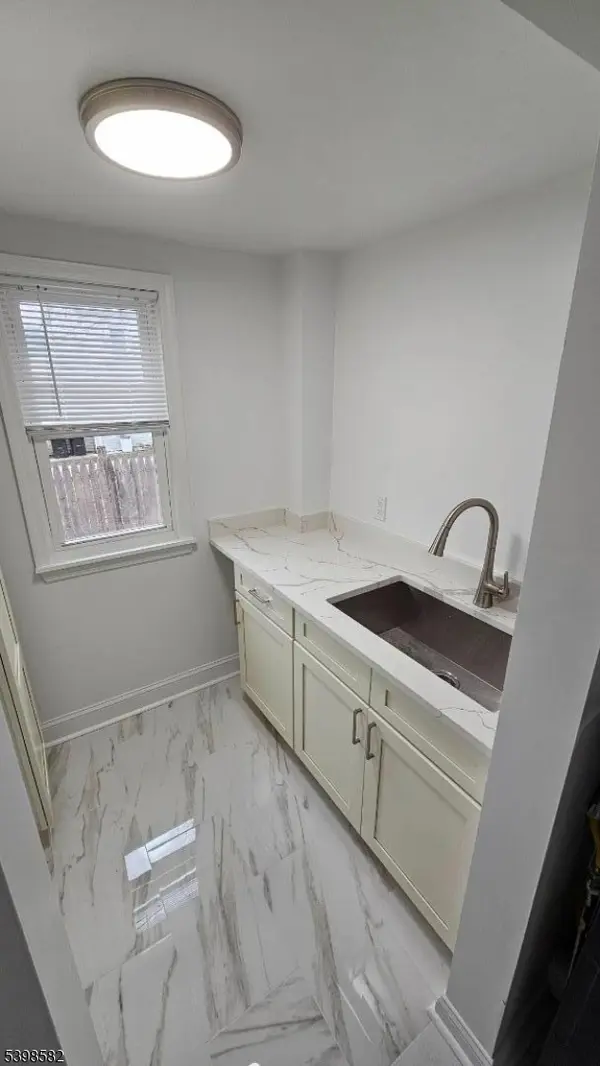 5 Jefferson St, Newton Town, NJ 07860