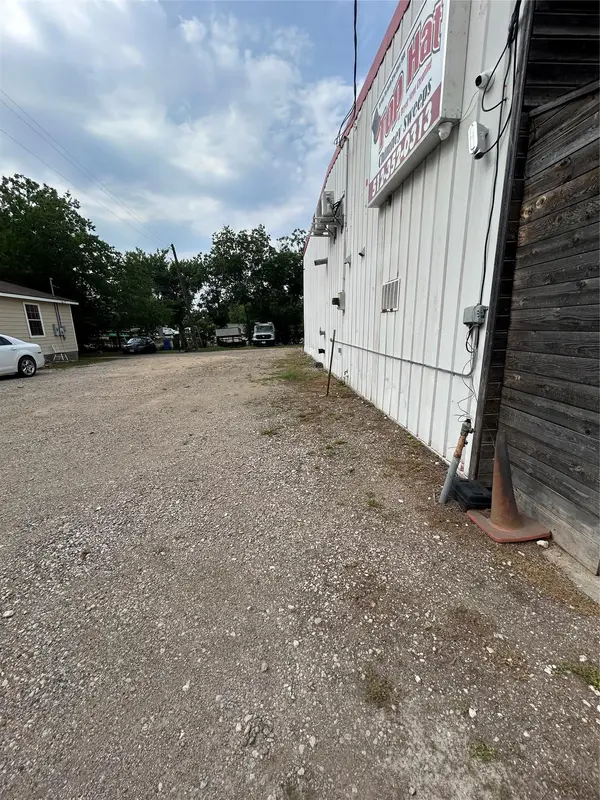 109 E 11TH ST, Taylor, TX 76574