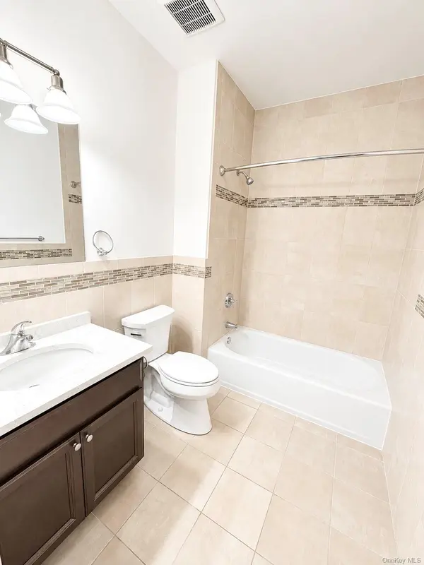 1046 New York AVE #15, Huntington Station, NY 11746