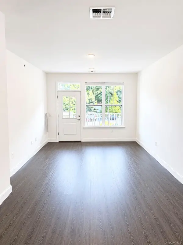1046 New York AVE #15, Huntington Station, NY 11746