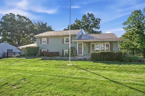 14 Valewood DR, New Windsor, NY 12553