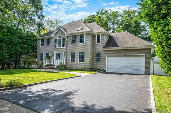 9 Franciscan LN, Smithtown, NY 11787