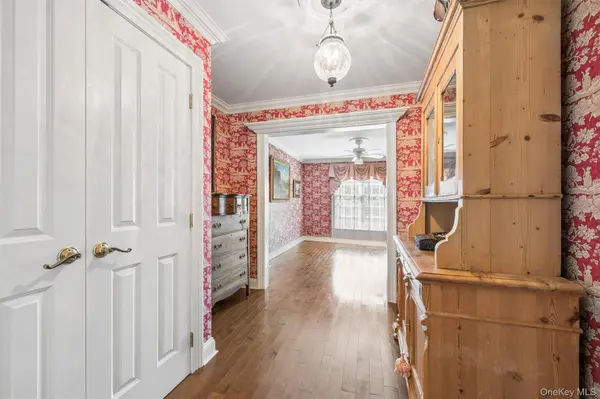 810 David Whites LN, Southampton, NY 11968