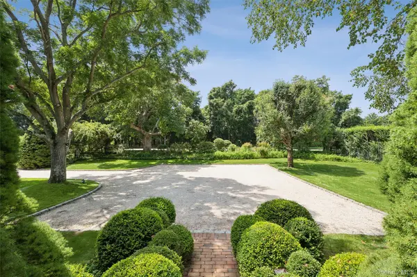 810 David Whites LN, Southampton, NY 11968