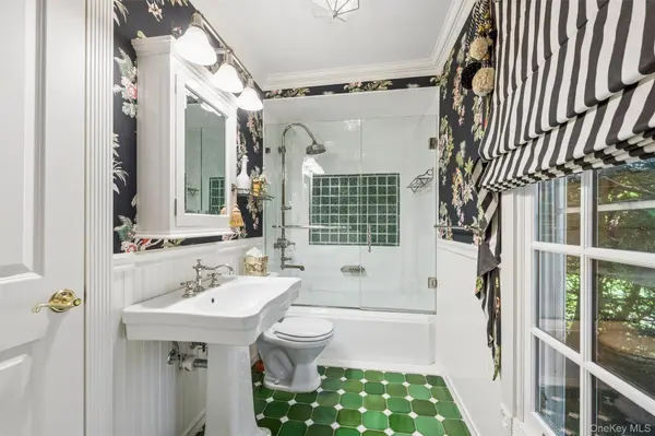 810 David Whites LN, Southampton, NY 11968