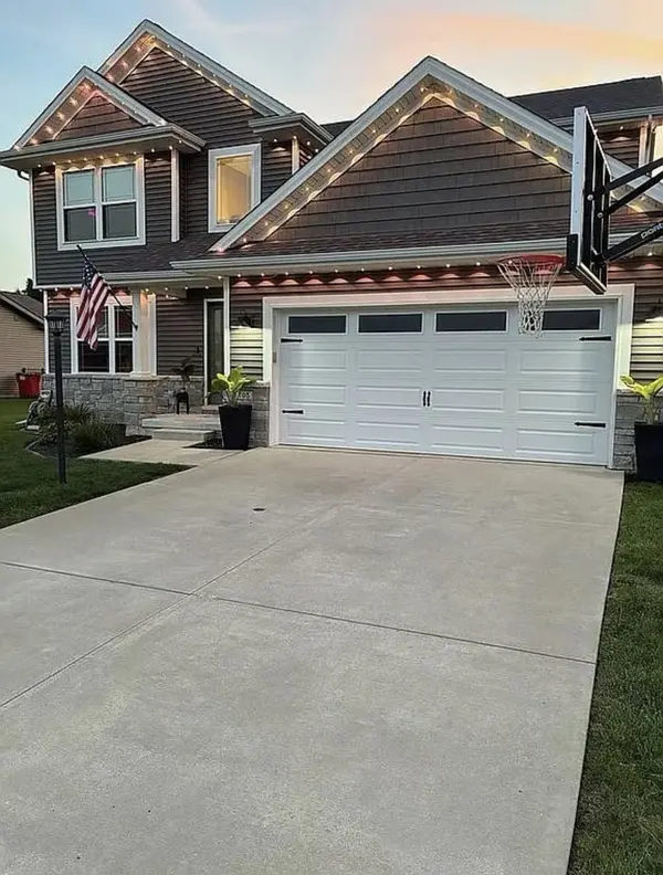 705 Red Bud DR, Mahomet, IL 61853