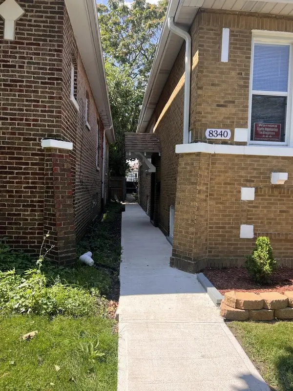 8340 S PAXTON AVE, Chicago, IL 60617