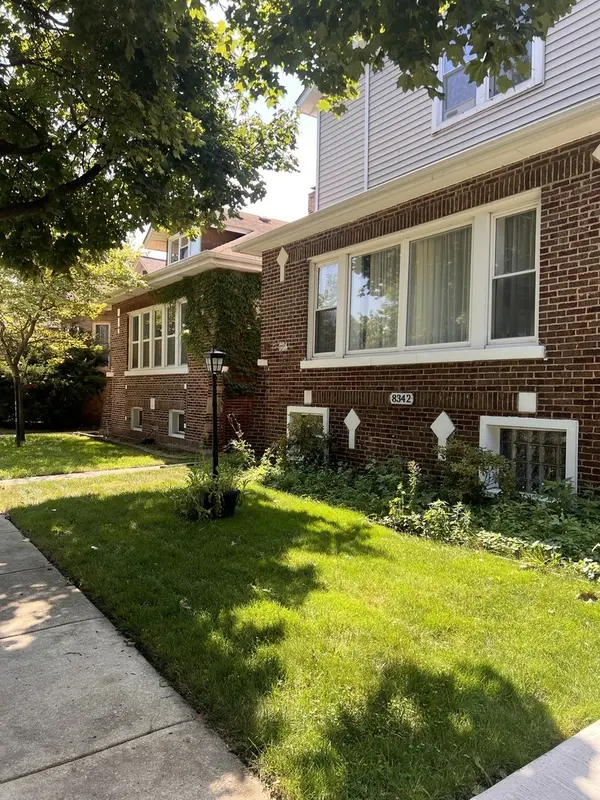8340 S PAXTON AVE, Chicago, IL 60617