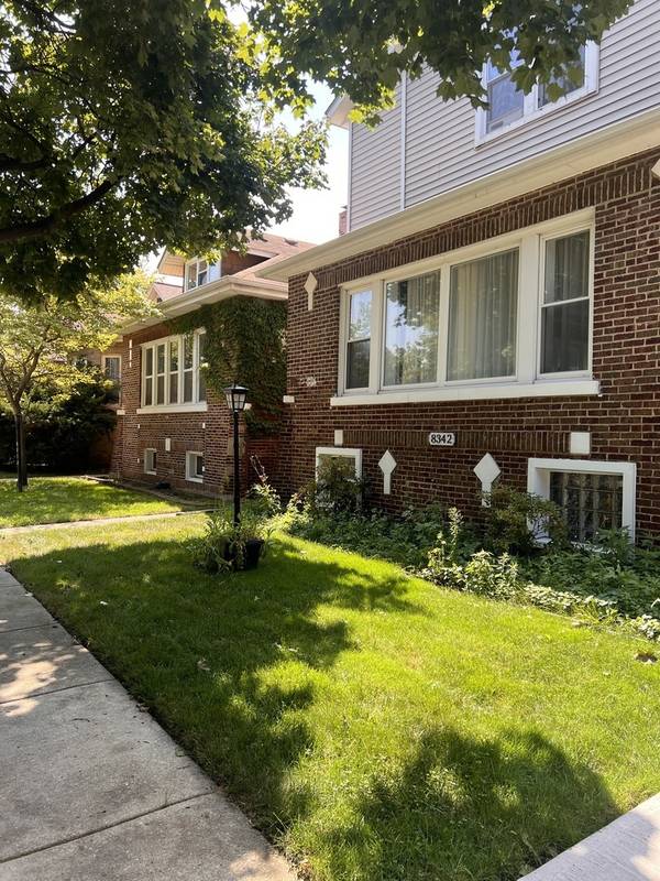 8340 S PAXTON AVE, Chicago, IL 60617