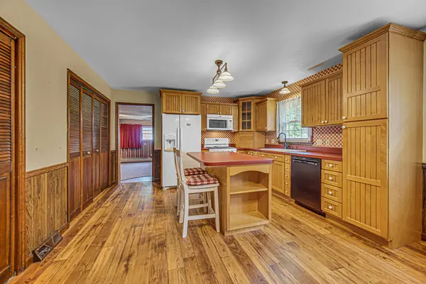 8868 Luann DR, Demotte, IN 46310