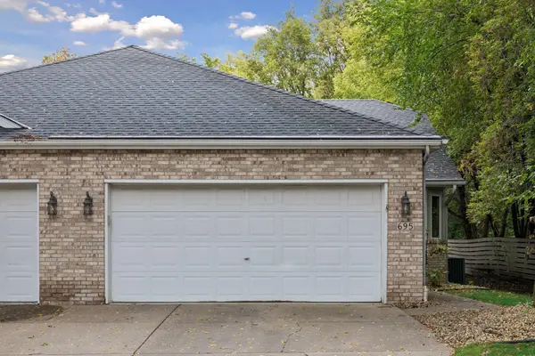 695 Emerald RDG, Roseville, MN 55113