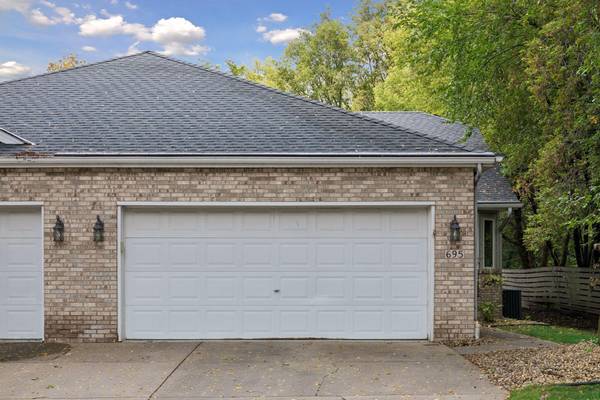 695 Emerald RDG, Roseville, MN 55113