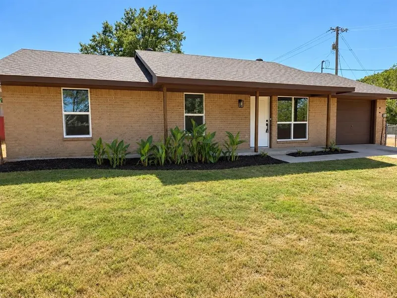 527 W Aubrey Street, Pilot Point, TX 76258