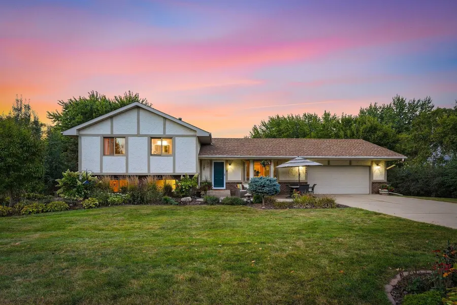 2080 Kelzer Pond DR, Victoria, MN 55386