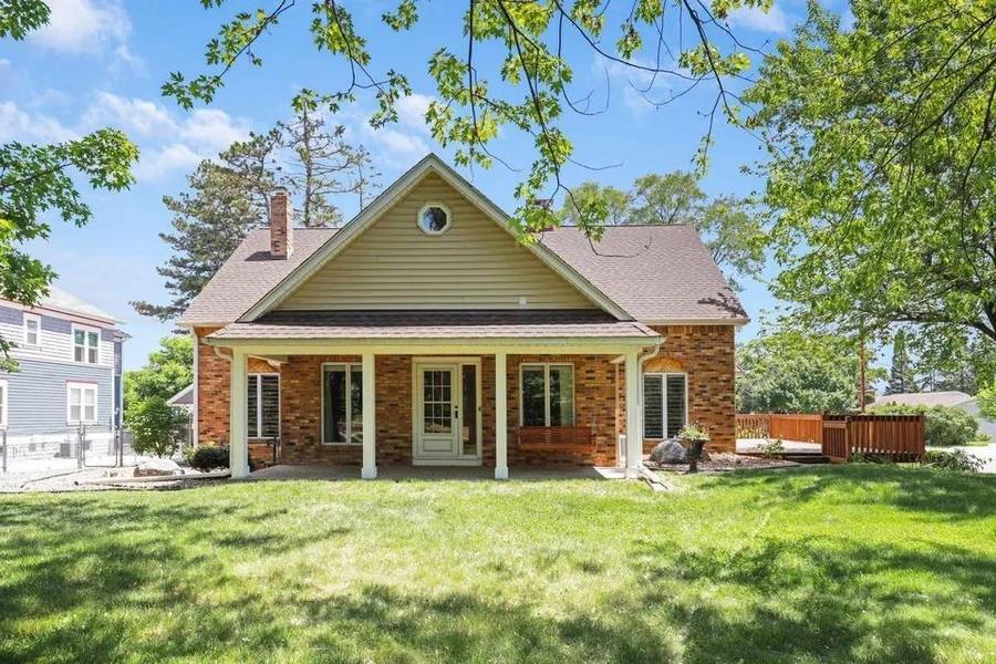 1598 E Shore DR, Saint Paul, MN 55106