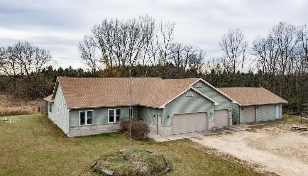 E8835 HUNTLEY RD, New London, WI 54961-8619