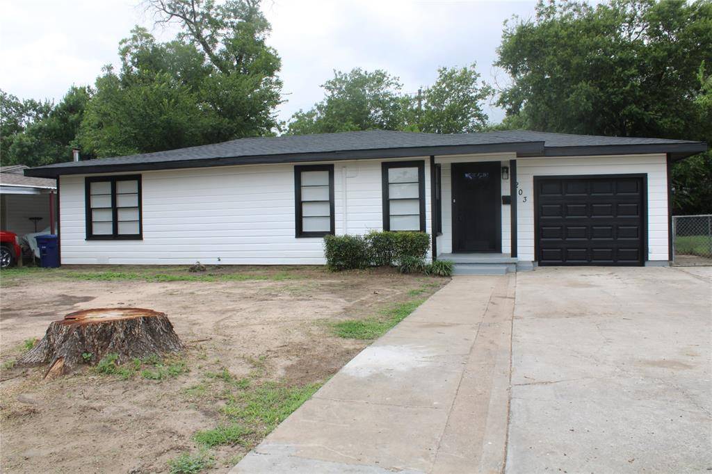 2203 SOUTHSIDE DR, Brownwood, TX 76801