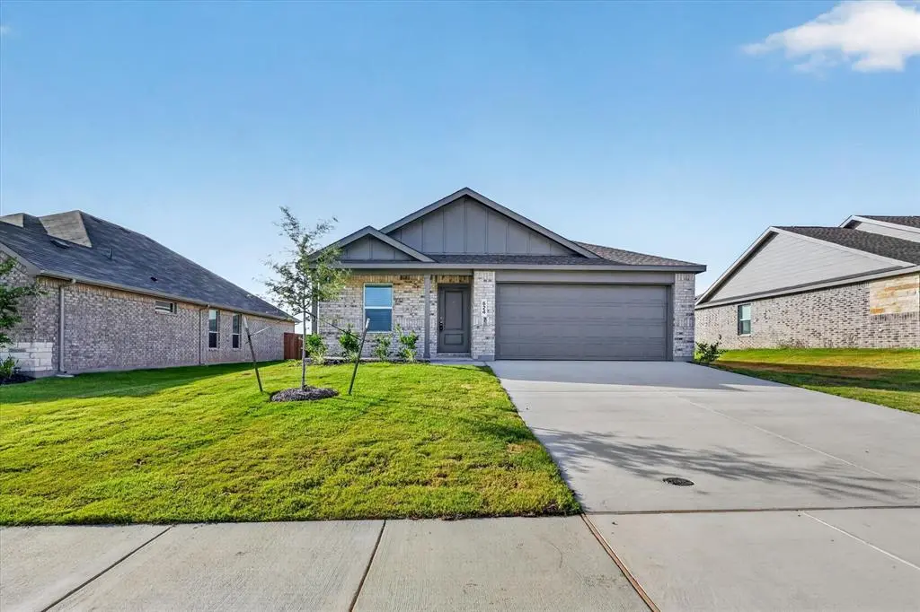 624 W Criner Street, Grandview, TX 76050