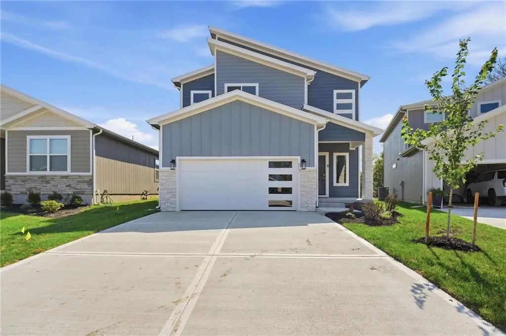 807 Glenn CIR, Raymore, MO 64083