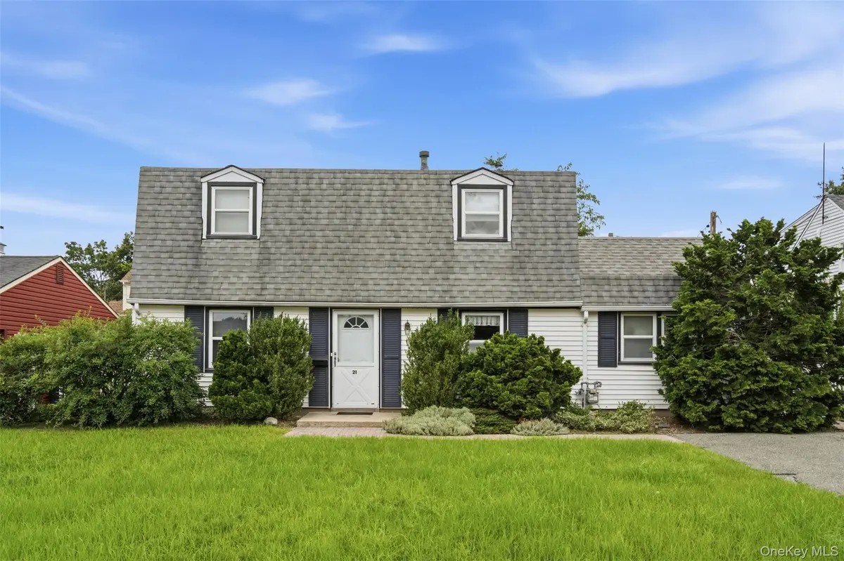 21 Appletree LN, Carle Place, NY 11514