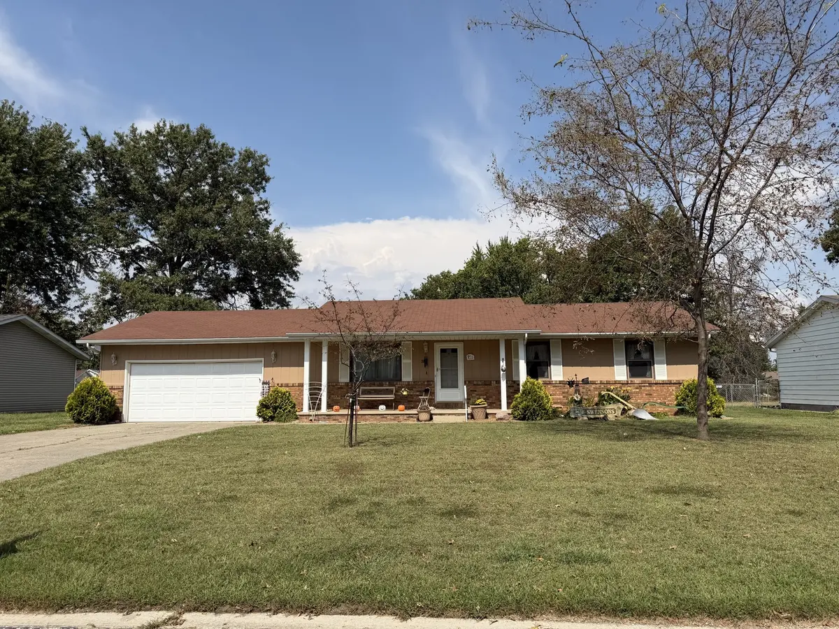 374 Northwood LN, Salem, IL 62881