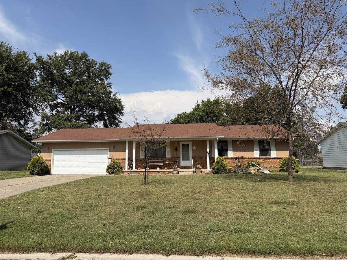 374 Northwood LN, Salem, IL 62881