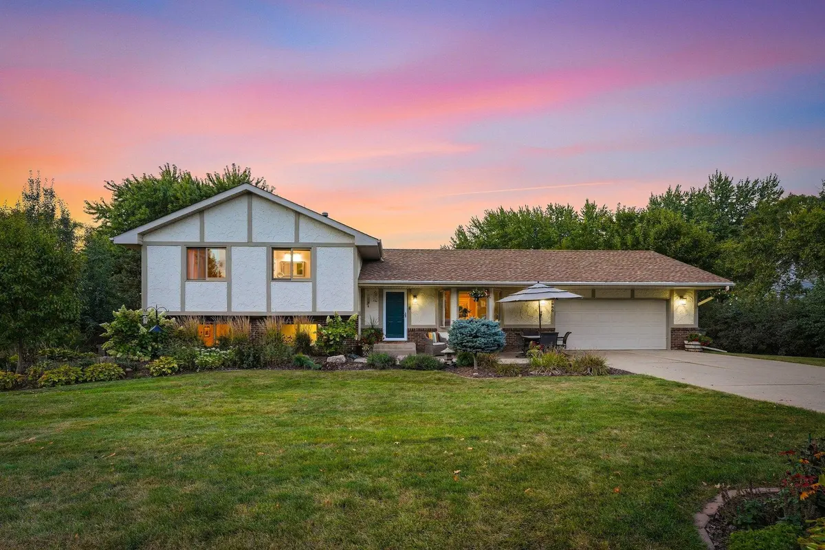 2080 Kelzer Pond DR, Victoria, MN 55386