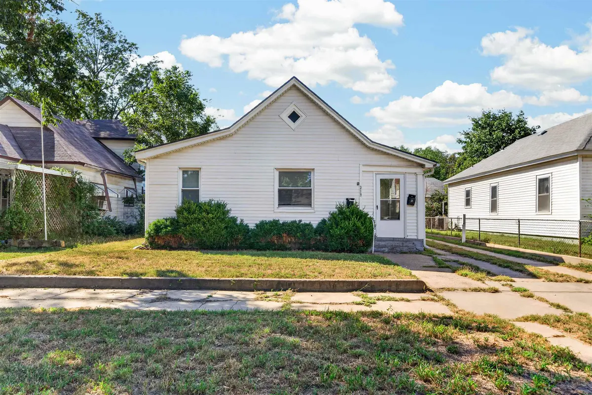 319 E 8th Ave, Hutchinson, KS 67501