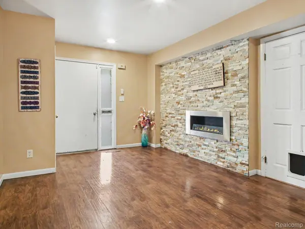 428 Carrie DR, Flushing, MI 48433