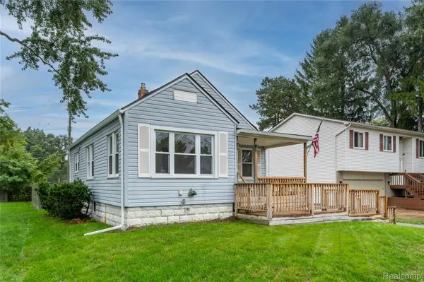 5790 Savoy DR, Waterford Charter Township, MI 48327